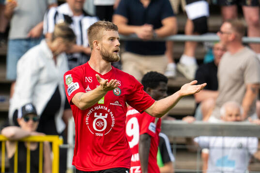 Örebros Hampus Söderström agerar
