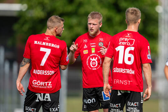 Örebros Karl Holmberg  med Erik Andersson och Hampus