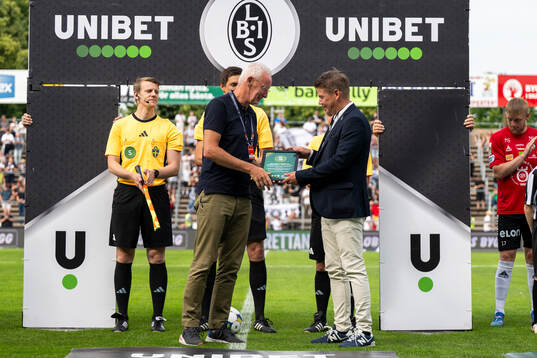 Landskronas klubbchef Karl-Johan Olsson tar emot ett diplom