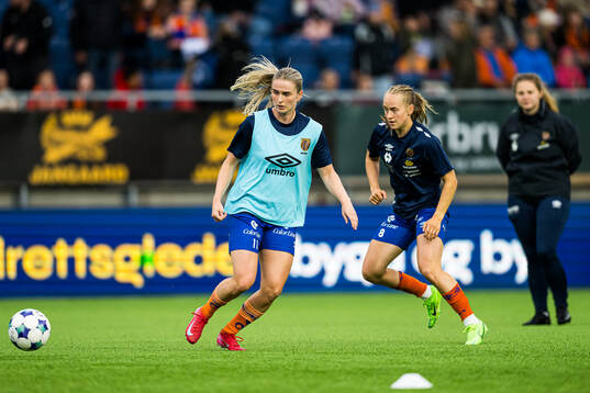 Ida Skaar Kroken of AaFK Fortuna warms up