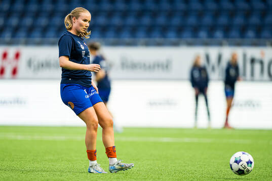 Rakel Jagtøien Renolen of AaFK Fortuna warms up