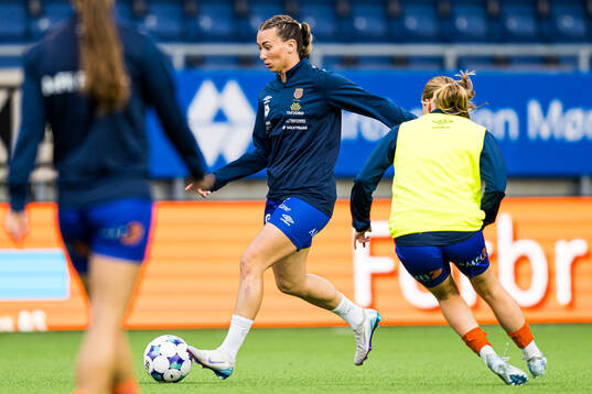 Katarina Dybvik Sunde of AaFK Fortuna warms up