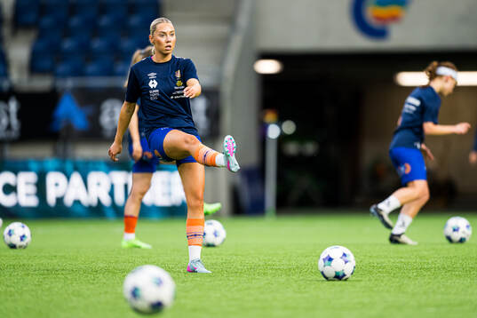 Daniela Dögg Gudnadottir of AaFK Fortuna warms up
