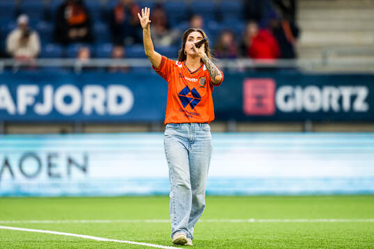 Highasakite performs at half-time