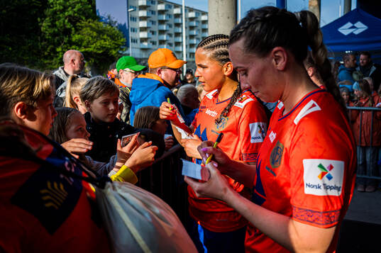 Serah Senior-Hårvik of AaFK Fortuna in the fanzone