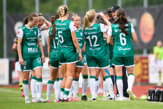 Alingsås spelare samlas hos huvudtränare Peo Häggström
