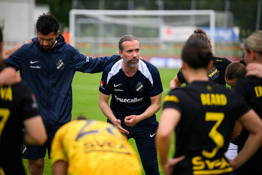 AIKs tränare Lukas Syberyjski samlar laget