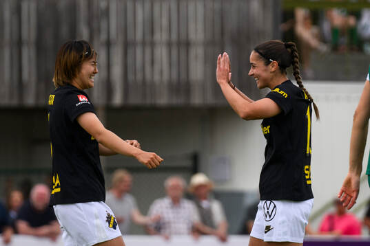 AIKs Haruna Tabata och Daniella Famili jublar