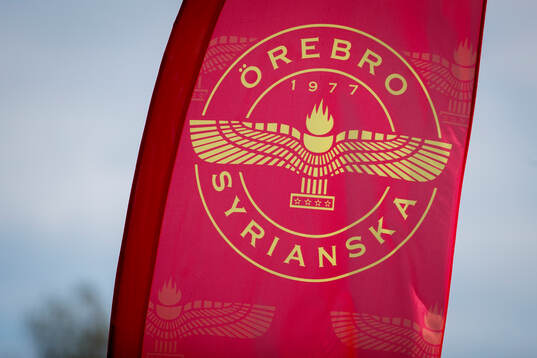 Örebro Syrianskas logotyp på en beachflagga