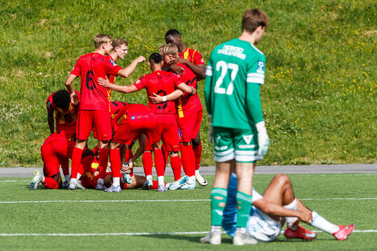 Örebro Syrianskas Amer Jusic jublar