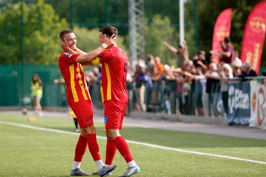 Örebro Syrianskas Oscar Windahl gör 1-0 och jublar med