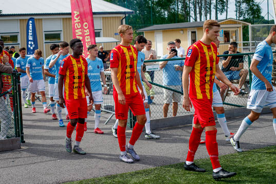 Spelarna på väg till  fotbollsmatchen i Ettan norra