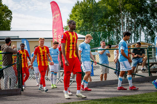 Örebro Syrianskas Carlos Jacinto på väg till