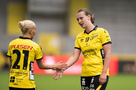 Elfsborgs Tea Skoglund och Ellen Nilsson jublar