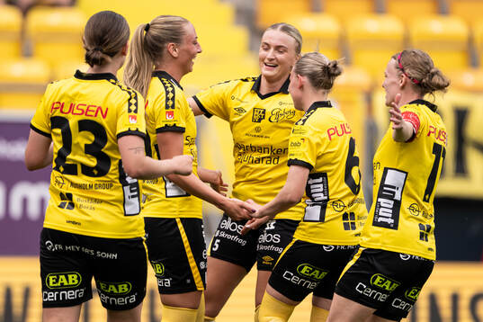 Elfsborgs Stina Jensen jublar med lagkamrater