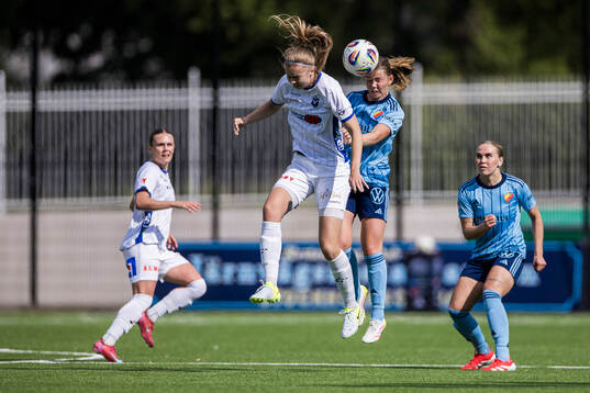 Växjö DFFs Elin Nilsson och Djurgårdens Elsa Pelgander