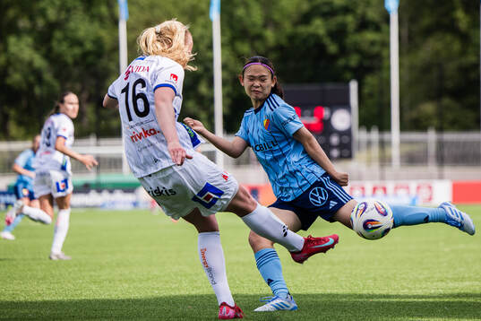 Växjö DFFs Ebba Wieder och Djurgårdens  Urara Watanabe