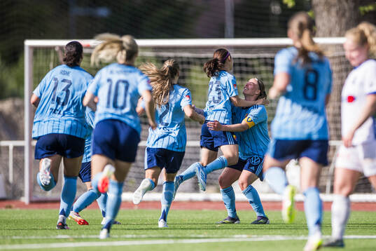 Djurgårdens Urara Watanabe och Therese Åsland jublar