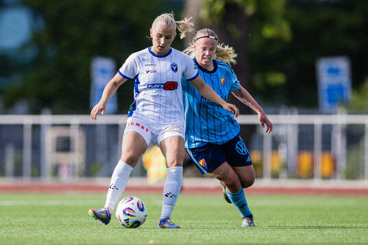 Växjö DFFs Helmi Raijas och Djurgårdens Therese Åsland