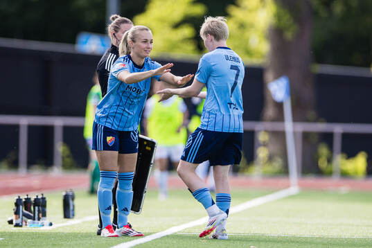 Djurgårdens Tove Almqvist och Olivia Ulenius i ett byte