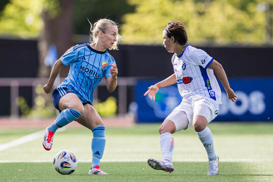 Djurgårdens Tove Almqvist och Växjö DFFs Miho Kamogawa