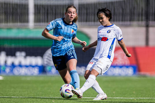 Djurgårdens Elsa Pelgander och Växjö DFFs Miho Kamogawa