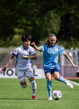 Växjö DFFs Suzu Amano och Djurgårdens Ebba Hed