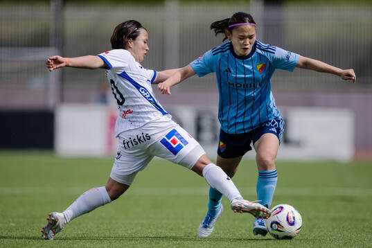 Växjö DFFs Miho Kamogawa och Djurgårdens Urara Watanabe