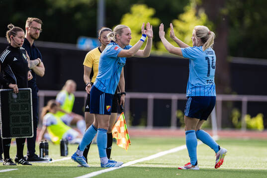 Djurgårdens Alexandra Jonasson och Mimmi Larsson i ett byte