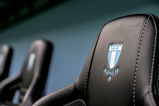 En stol med Malmö FFs logotyp