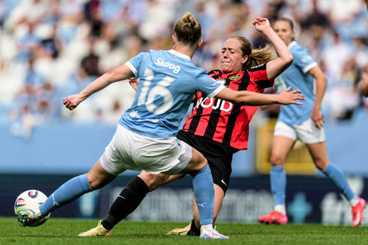 Malmö FFs Tuva Skoog och Brommapojkarnas Alice Ahlberg