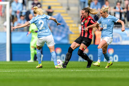 Malmö FFs Nathalie Hoff Persson och Brommapojkarnas Frida