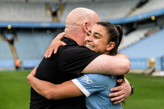 Malmö FFs tränare Jonas Valfridsson och Ines Belloumou