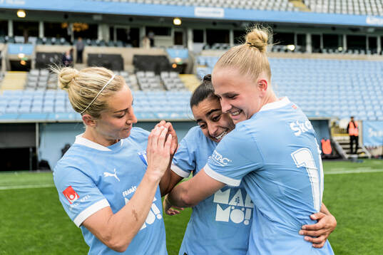 Malmö FFs Mia Persson, Ines Belloumou och Tuva Skoog jublar