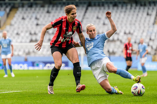 Brommapojkarnas Julia Olsson och Malmö FFs Mia Persson
