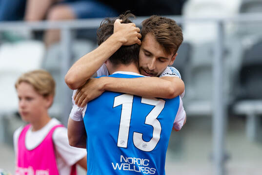 Oddevolds Rasmus Wiedesheim-Paul jublar ihop med Adam Stroud