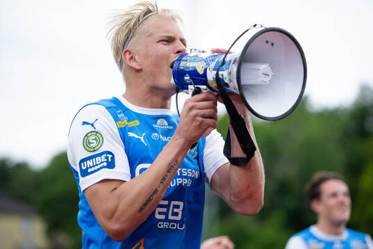 Oddevolds Philip Engelbrektsson jublar framför klacken