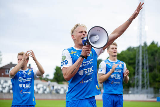 Oddevolds Philip Engelbrektsson jublar framför klacken