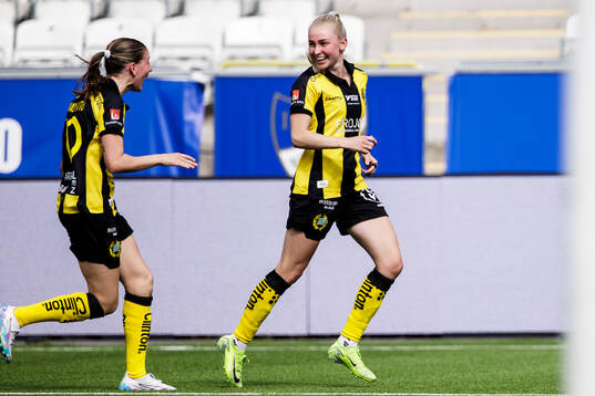 Hammarbys Emilie Joramo jublar
