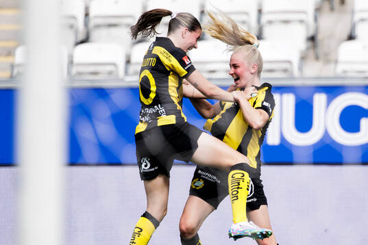 Hammarbys Emilie Joramo jublar