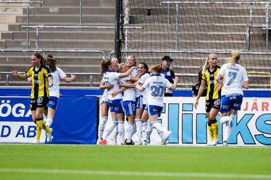 IFK Norrköpings Ebba Handfast jublar