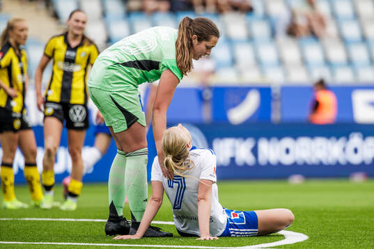 IFK Norrköpings Caroline Delisle och Elin Rombing deppar