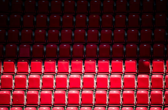 Tomma stolar på Guldfågeln Arena