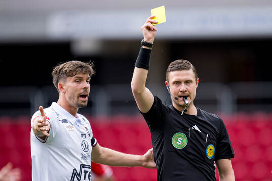 Domare Erik Mattsson visar gult kort till Kalmars Arash