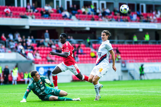Kalmars målvakt Samuel Brolin och Aboubacar Keita och
