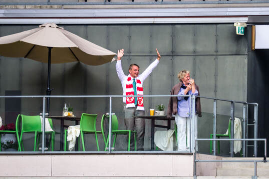 Ett par som gifte sig på Guldfågeln Arena
