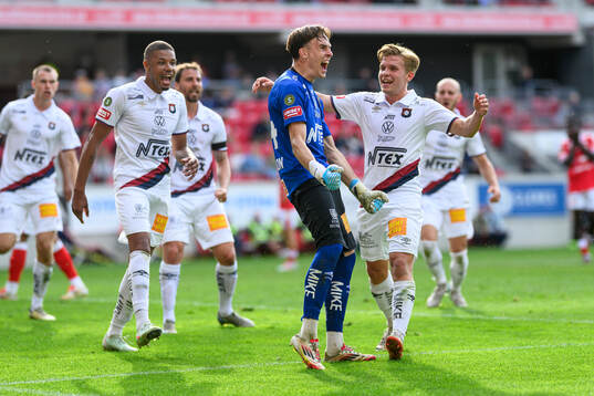 Örgrytes målvakt Hampus Gustafsson jublar