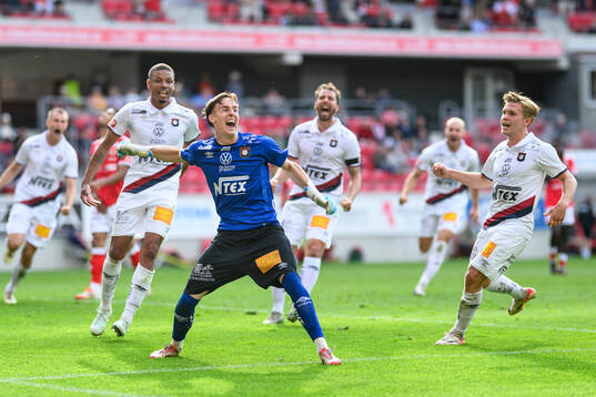 Örgrytes målvakt Hampus Gustafsson jublar