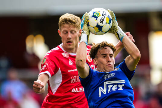 Kalmars Lars Sætra och Örgrytes målvakt Hampus Gustafsson