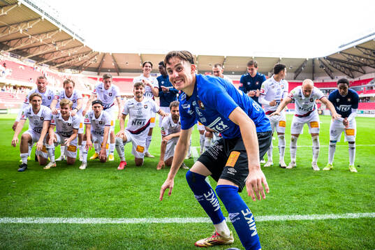 Örgrytes målvakt Hampus Gustafsson jublar